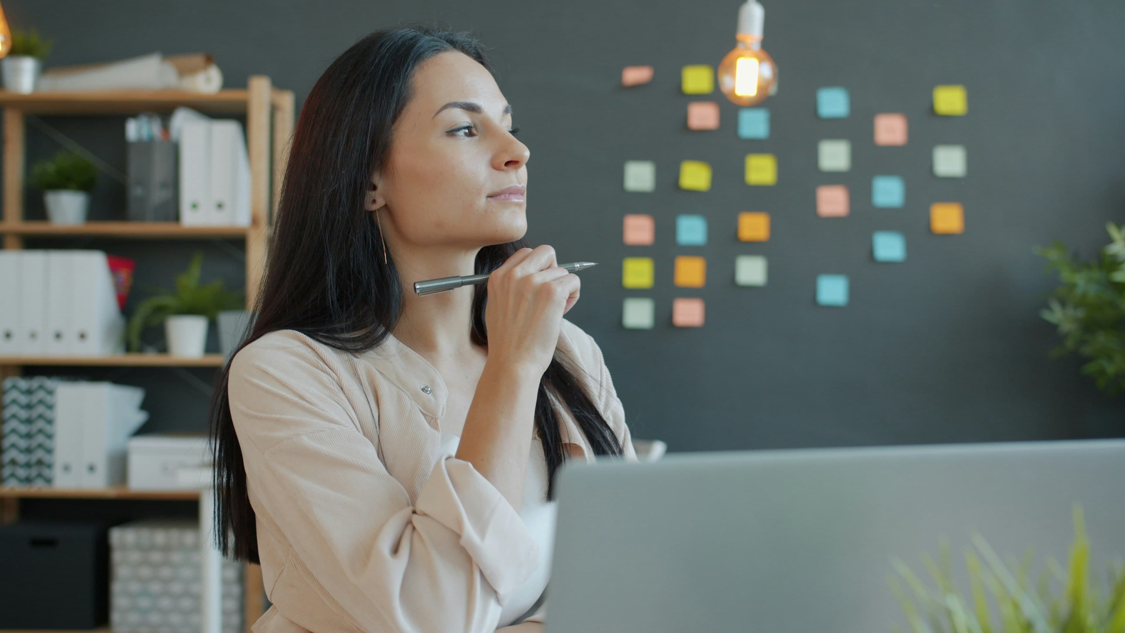 femme qui réfléchit devant son ordinateur